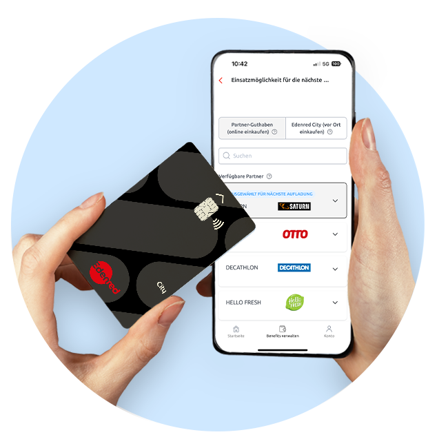Person hält Edenred City und ein Smartphone in der Hand. Auf dem Screen ist die Edenred App zu sehen.
