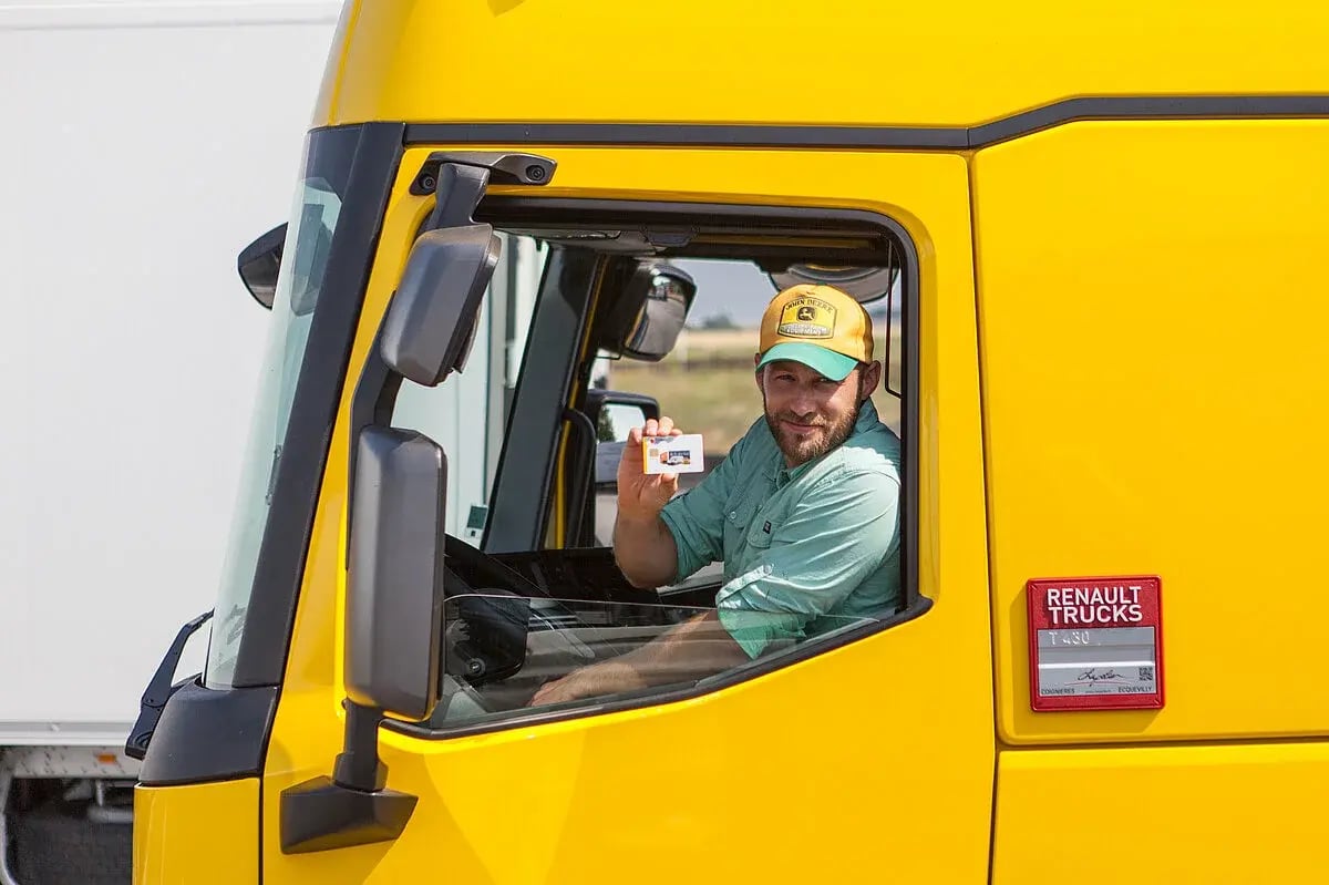 LKW-Fahrer mit Tankgutschein